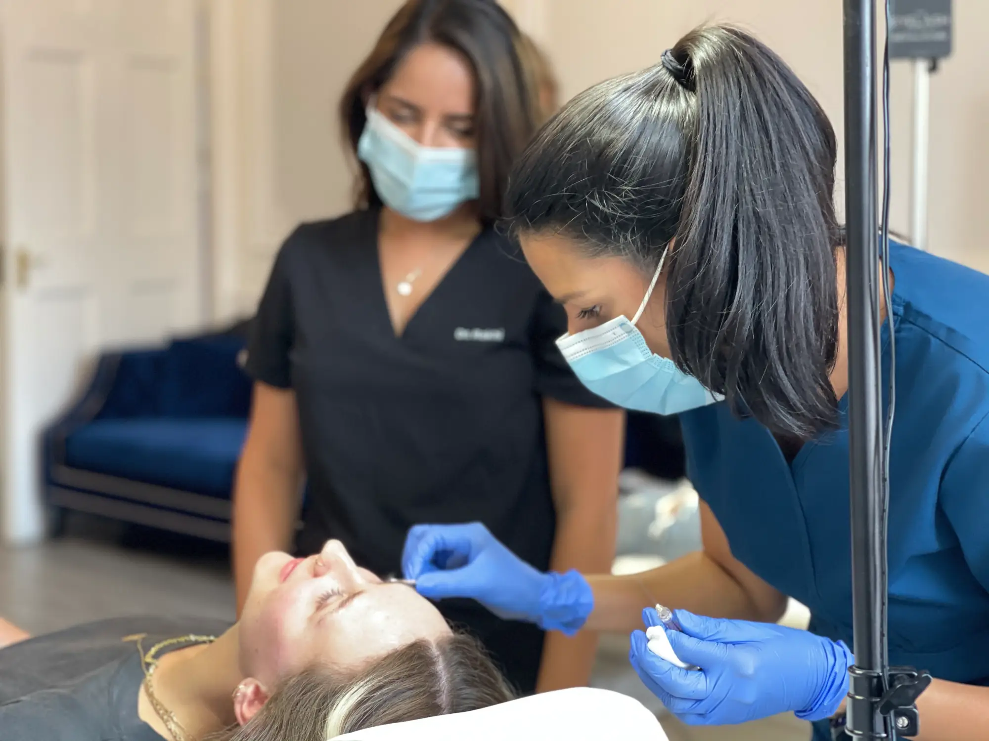 A delegate injecting the Tear trough and cheek area with dermal filler at the avanti aesthetics academy under supervision of expert trainers.