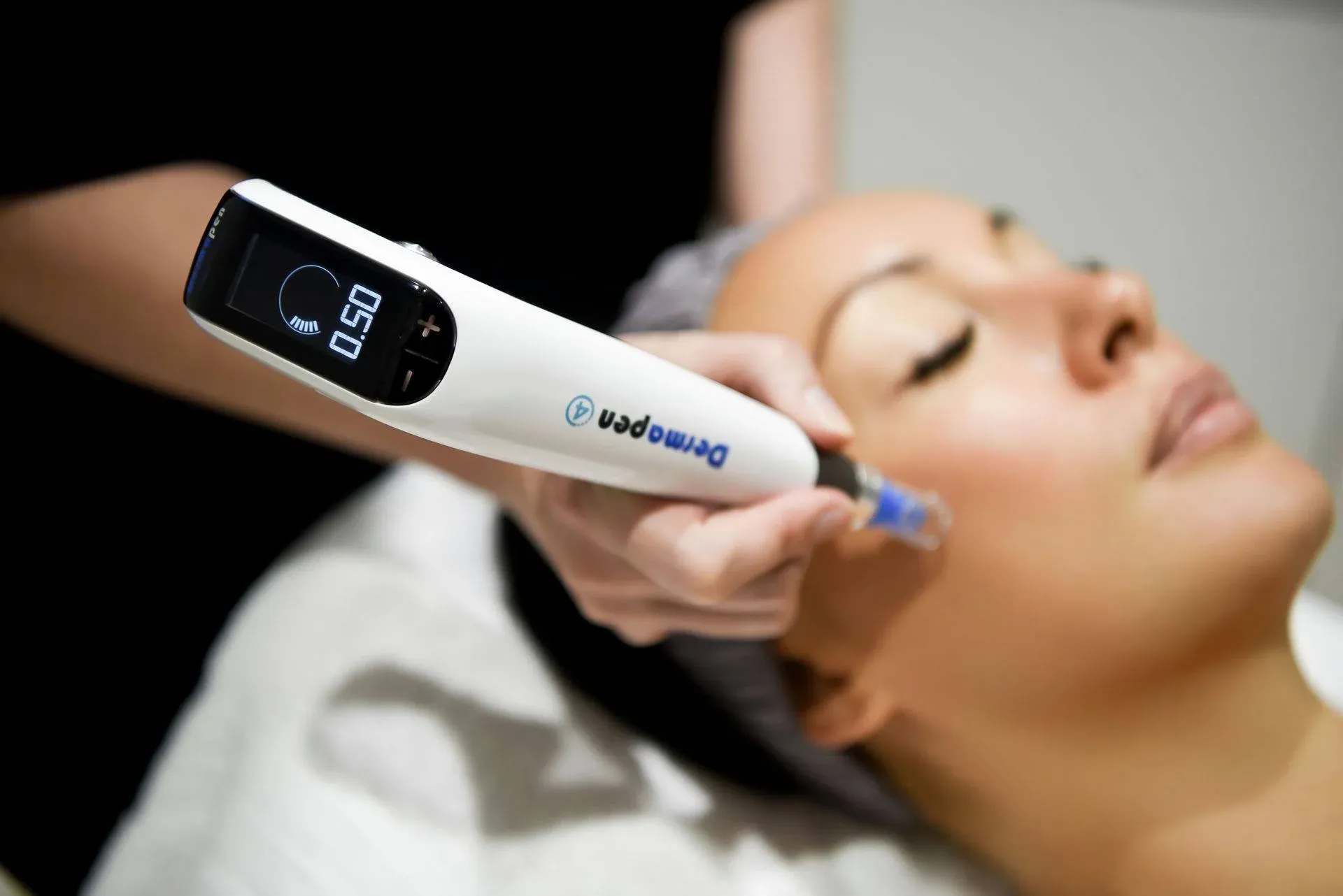 Microneedling training with Dermapen 4